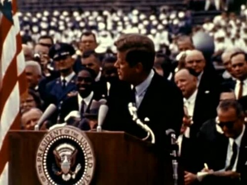 Foto van President Kennedy terwijl hij zijn beroemde We Go To the Moon speech geeft bij de Rice University