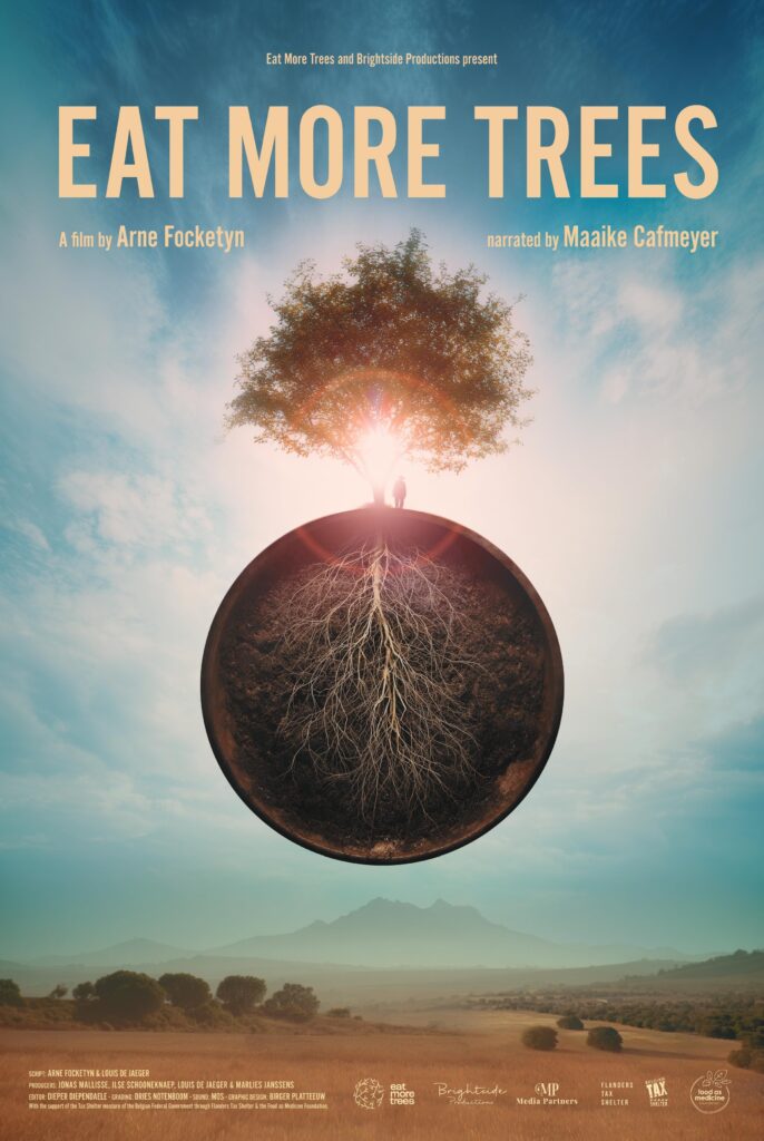 De filmposter van Eat More Trees. Je een boom met daaronder een wereldbol, met in de wereldbol de wortels van de boom.