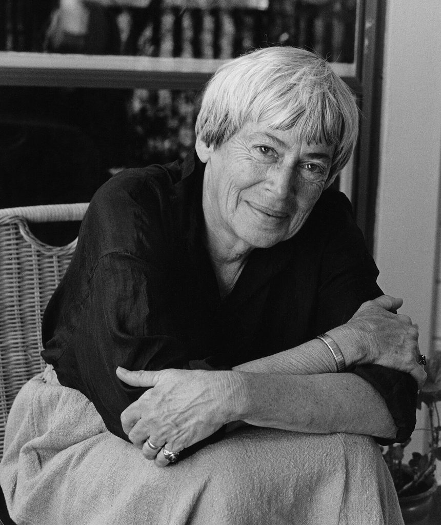 Foto van Ursula Le Guin. Ze kijkt recht in de camera.